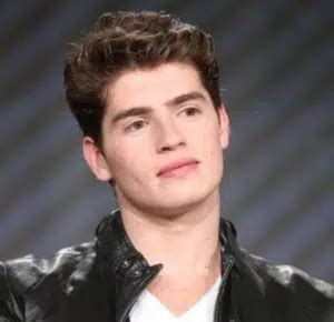 is gregg sulkin in a relationship|Gregg Sulkin Height, Age, Bio, Wiki, Girlfriend, Net。